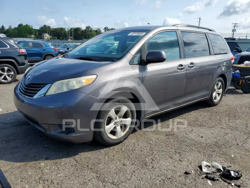 2011 Toyota SIENNA фото