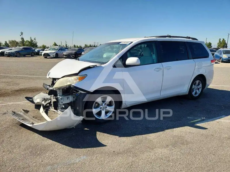 2011 Toyota SIENNA photo