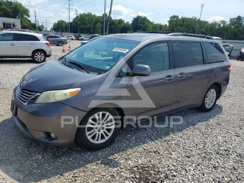 2011 Toyota SIENNA photo