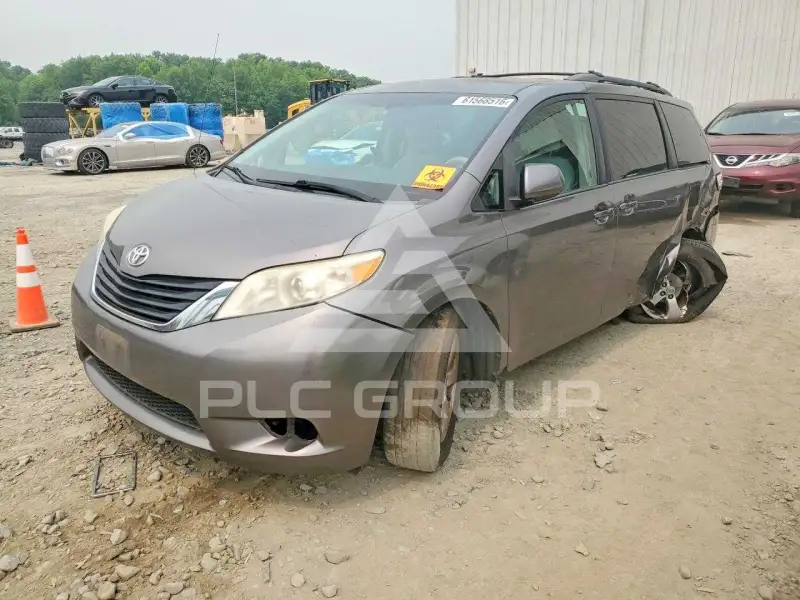 2011 Toyota SIENNA photo