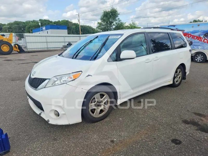 2011 Toyota SIENNA photo
