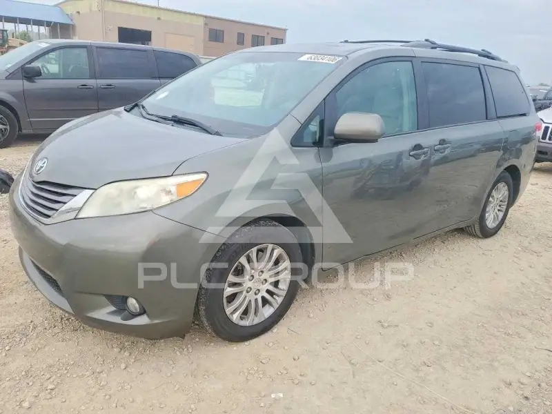 2011 Toyota SIENNA photo