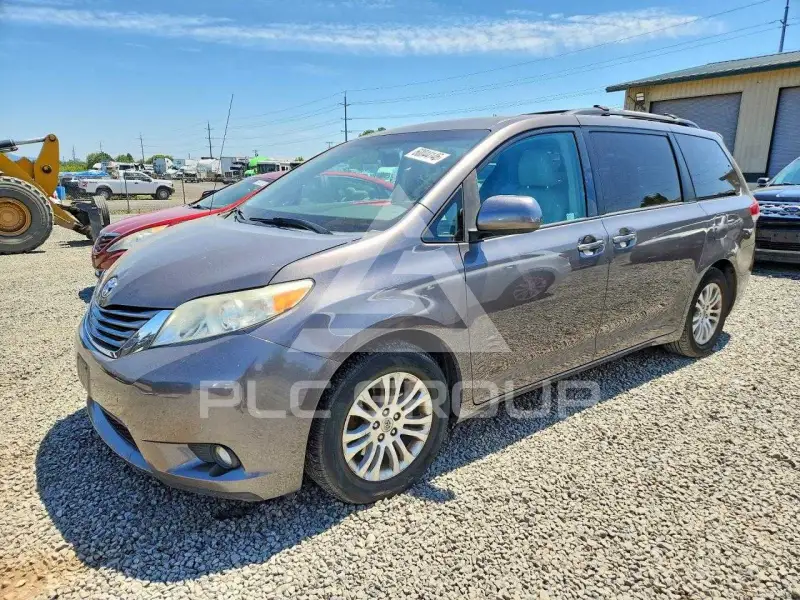 2011 Toyota SIENNA photo