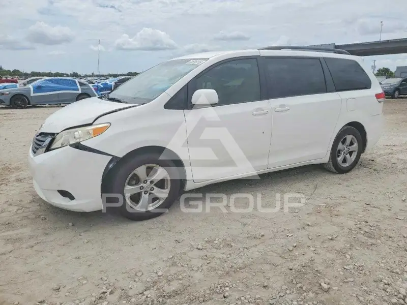 2011 Toyota SIENNA photo