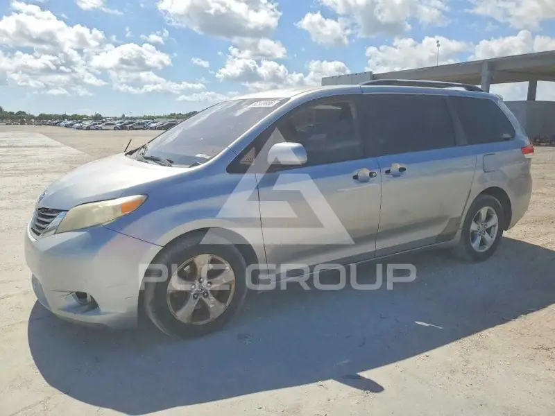 2011 Toyota SIENNA фото