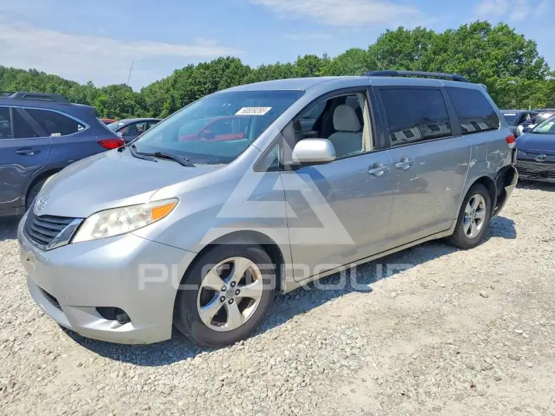 2011 Toyota SIENNA photo