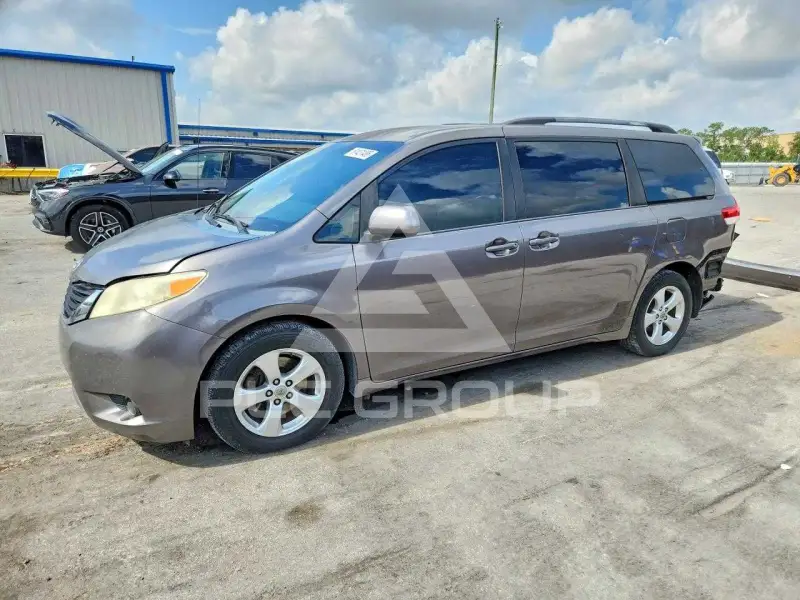 2011 Toyota SIENNA фото