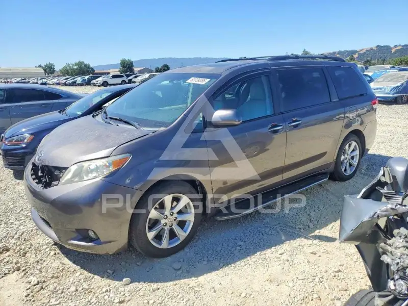 2011 Toyota SIENNA photo