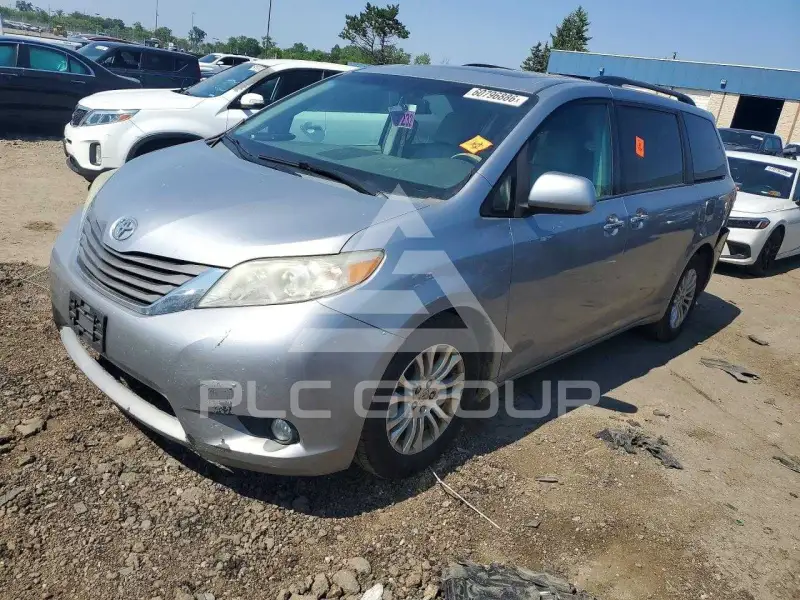 2011 Toyota SIENNA фото