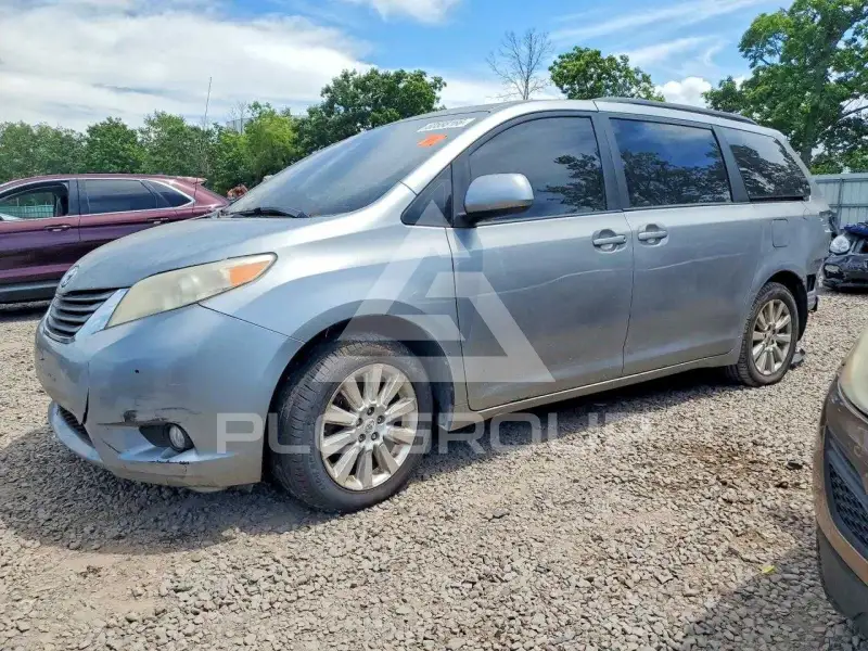 2011 Toyota SIENNA photo