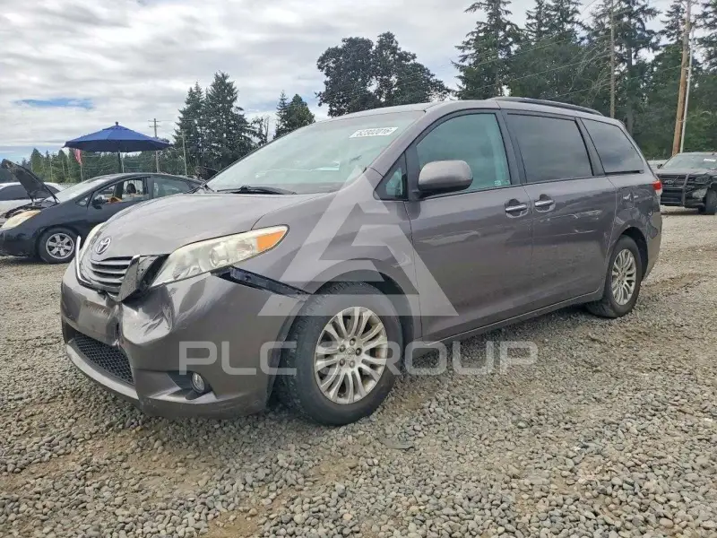 2011 Toyota SIENNA photo
