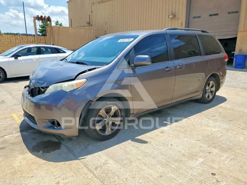 2011 Toyota SIENNA photo