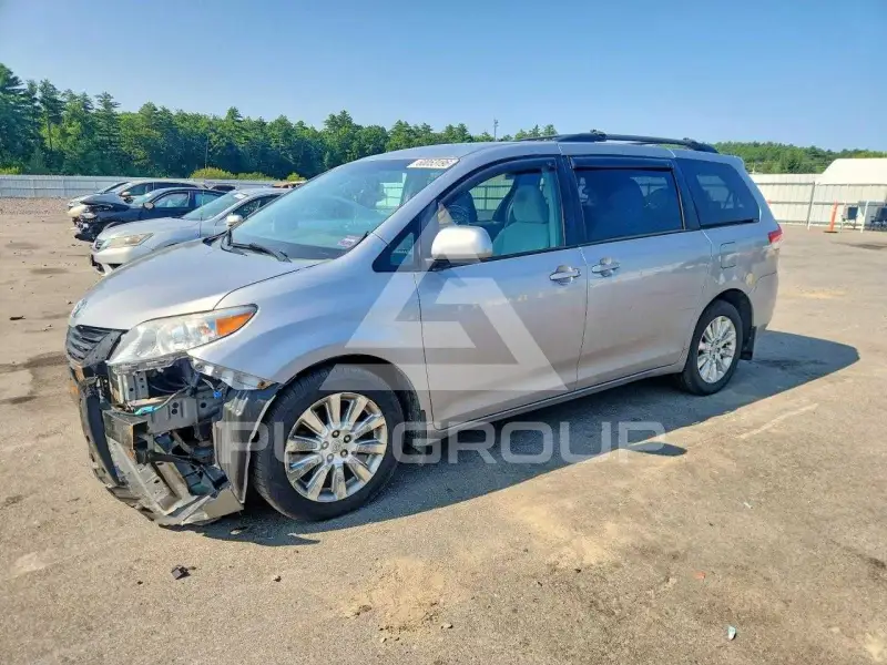 2011 Toyota SIENNA photo