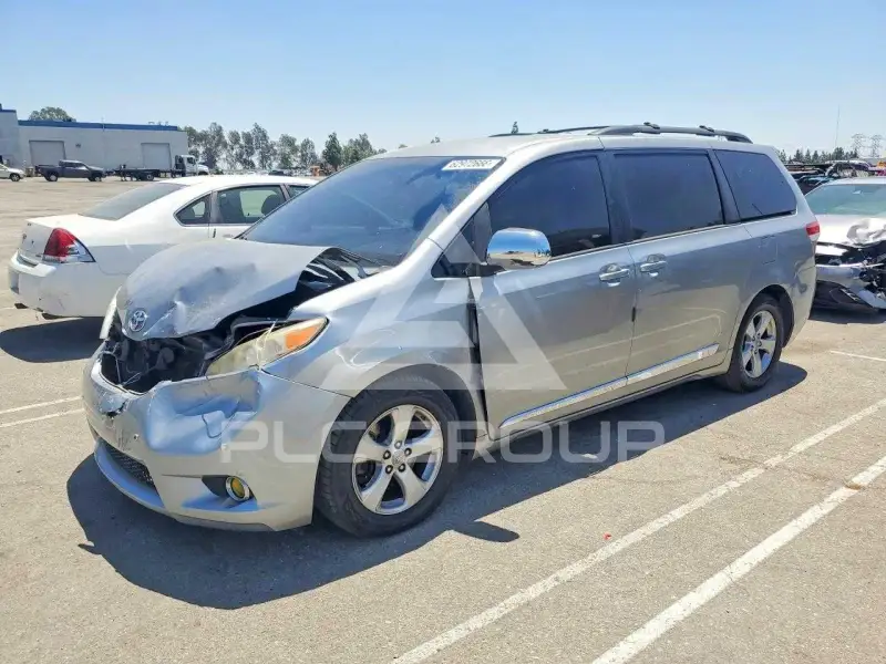 2011 Toyota SIENNA фото