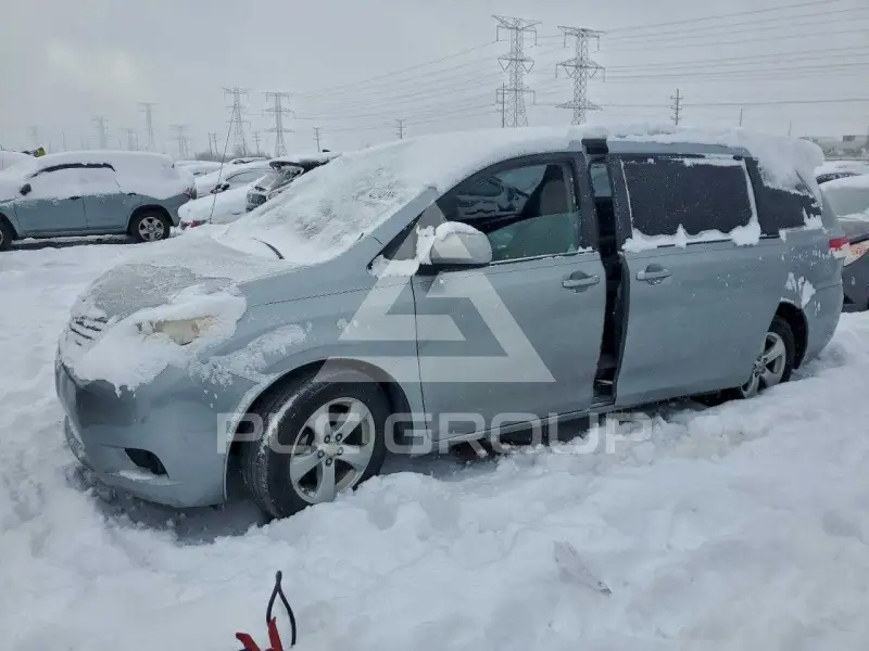 2011 Toyota SIENNA photo
