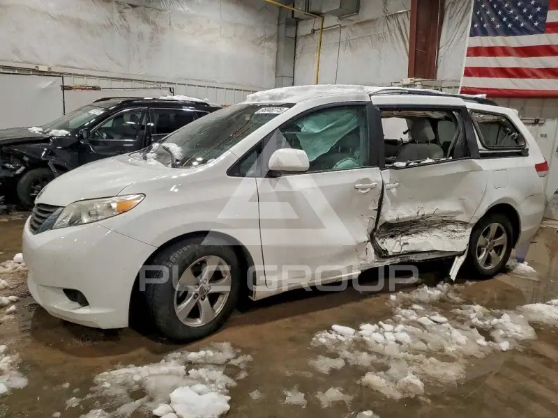 2011 Toyota SIENNA фото
