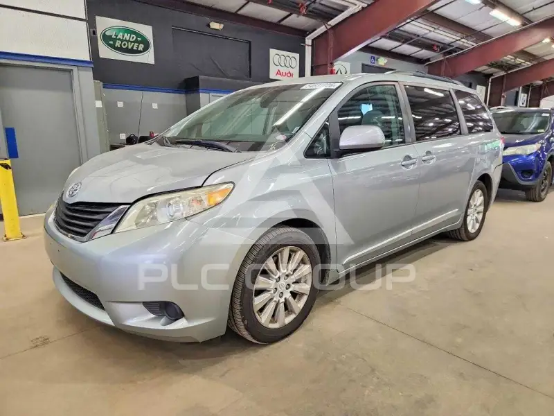 2011 Toyota SIENNA фото