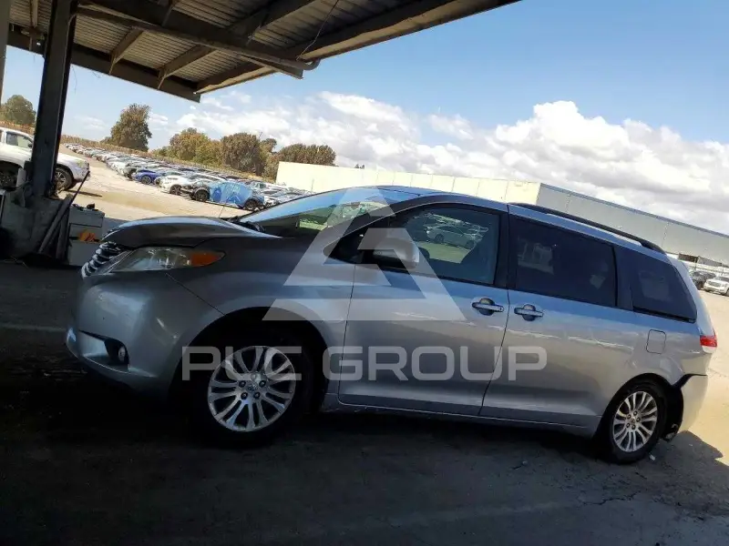 2011 Toyota SIENNA фото