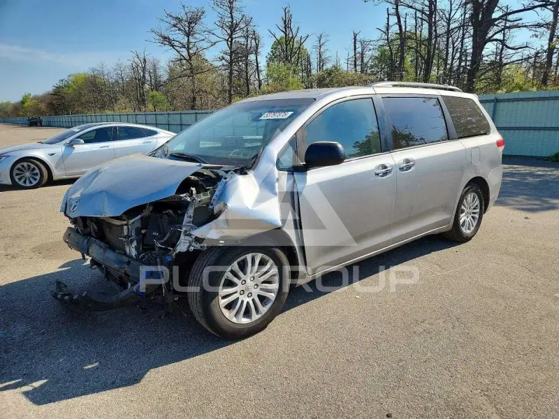 2011 Toyota SIENNA photo