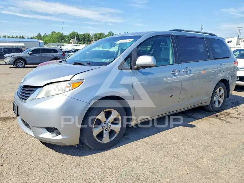 2011 Toyota SIENNA photo