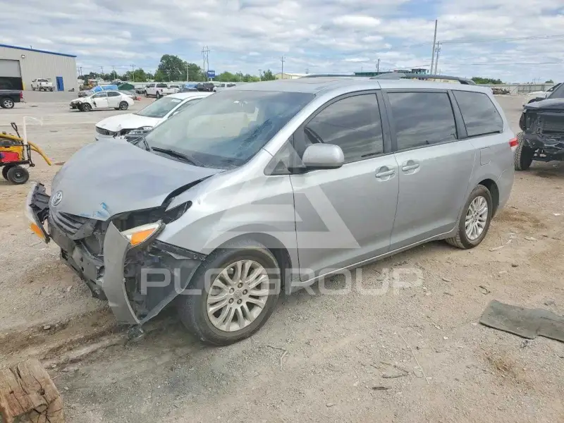 2011 Toyota SIENNA фото