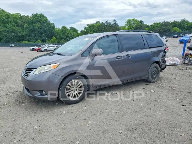 2011 Toyota SIENNA фото