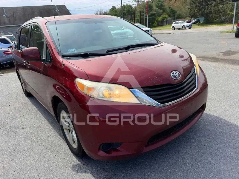 2011 Toyota SIENNA фото