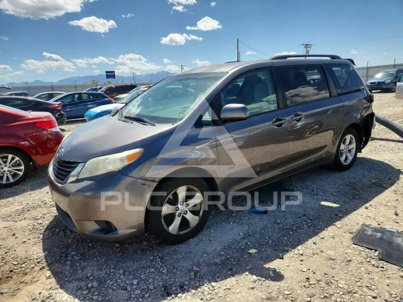 2011 Toyota SIENNA фото