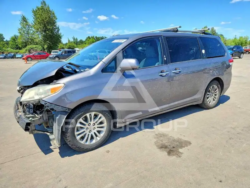 2011 Toyota SIENNA фото