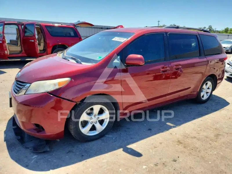 2011 Toyota SIENNA photo