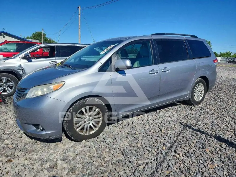 2011 Toyota SIENNA photo