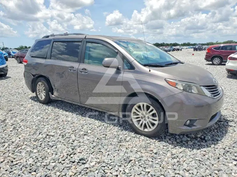 2011 Toyota SIENNA фото