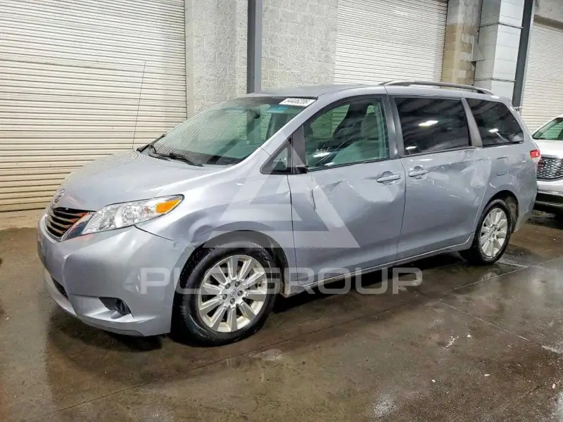 2011 Toyota SIENNA фото
