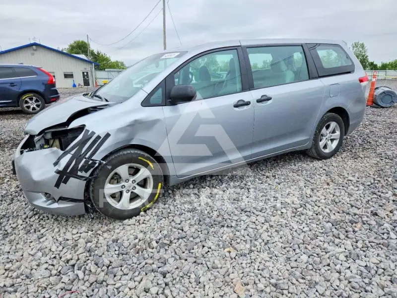 2011 Toyota SIENNA photo