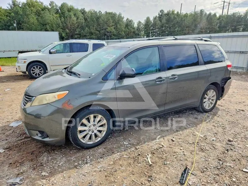 2011 Toyota SIENNA photo