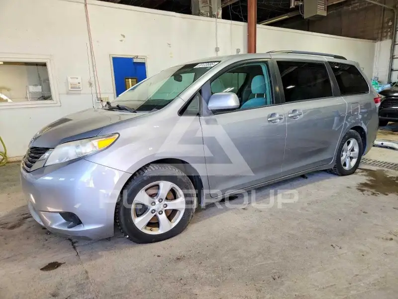 2011 Toyota SIENNA фото