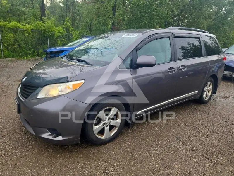 2011 Toyota SIENNA фото