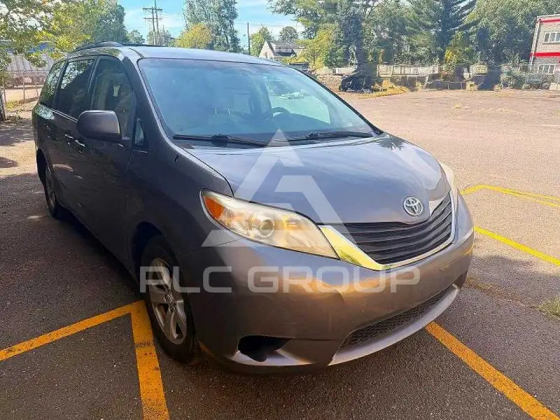 2011 Toyota SIENNA photo
