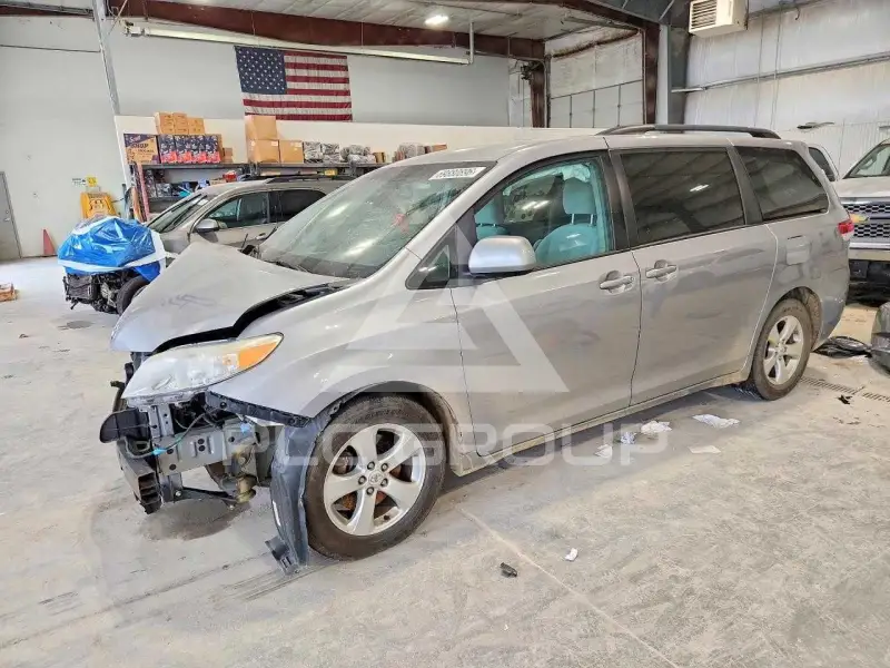 2011 Toyota SIENNA фото
