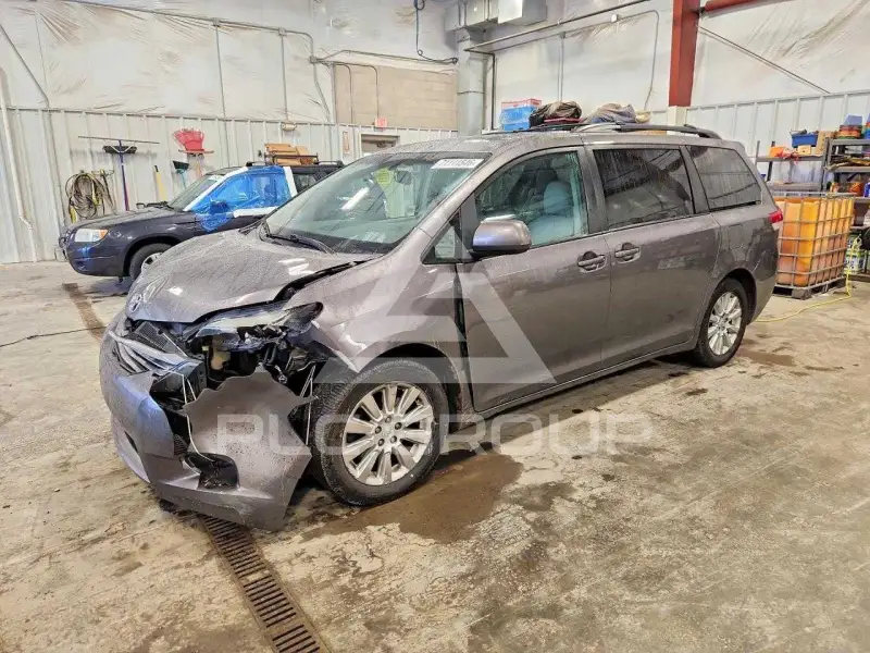 2011 Toyota SIENNA фото