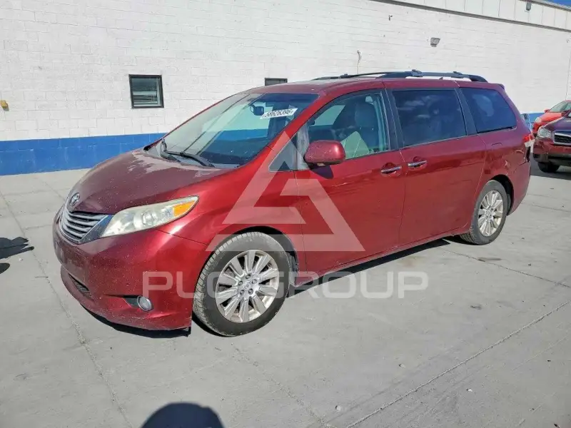 2011 Toyota SIENNA фото