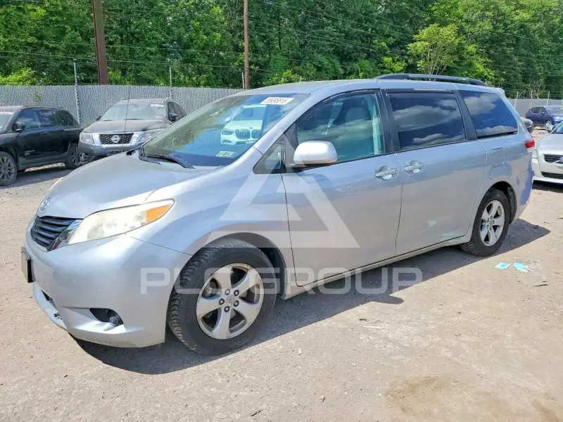2011 Toyota SIENNA фото