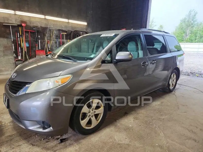 2011 Toyota SIENNA фото