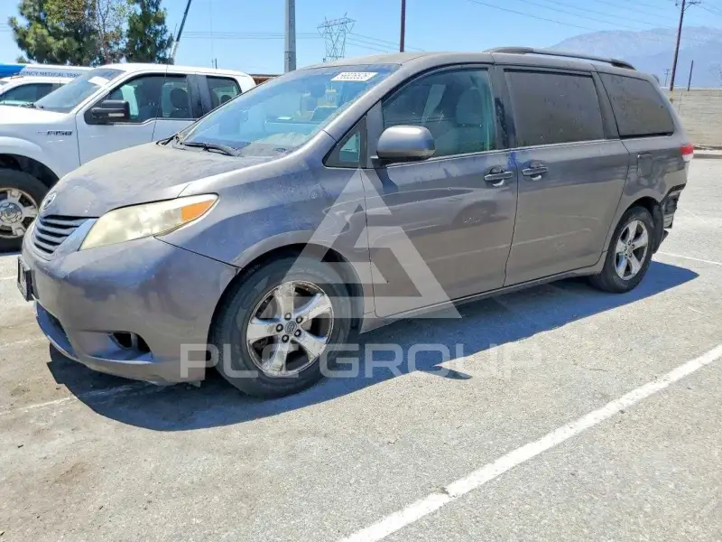 2011 Toyota SIENNA фото