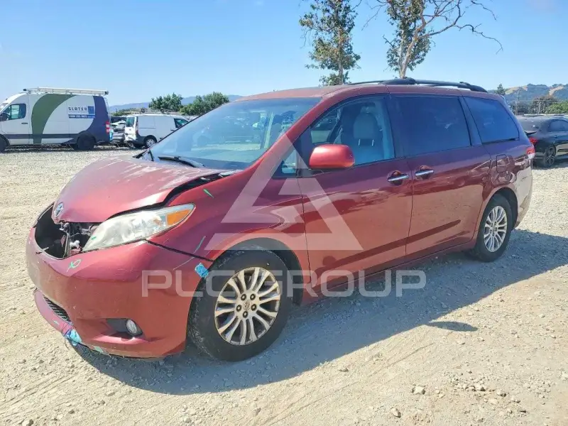 2011 Toyota SIENNA photo