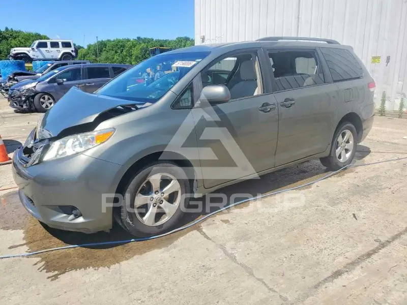 2011 Toyota SIENNA фото