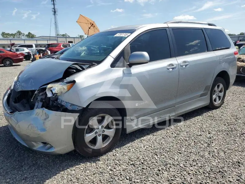 2011 Toyota SIENNA photo
