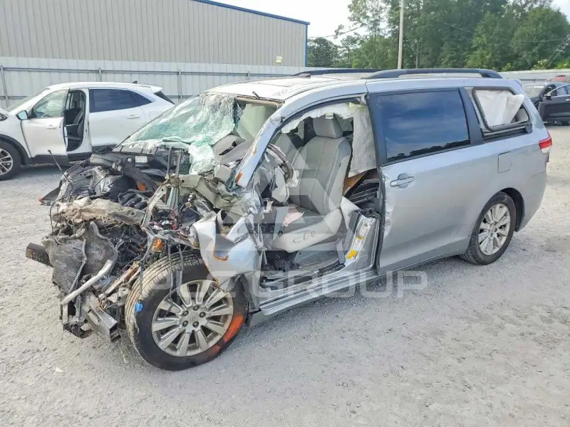 2011 Toyota SIENNA фото