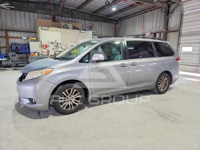 2011 Toyota SIENNA фото