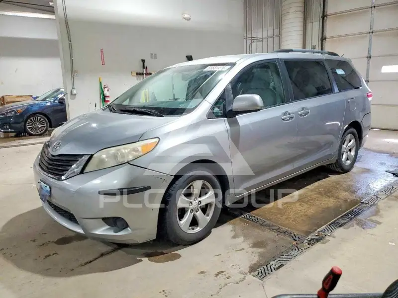2011 Toyota SIENNA фото